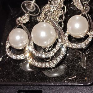 Pearl Wind Necklace & Earrings Set